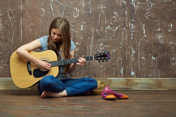 Gyönyörű fiatal nő játszani a gitár — Stock Fotó