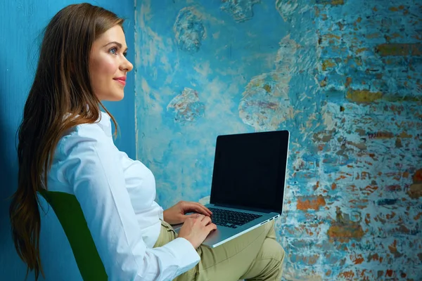 Жінка працює з ноутбуком — стокове фото