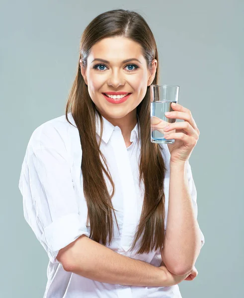 拿着杯子喝水的女人 — 图库照片