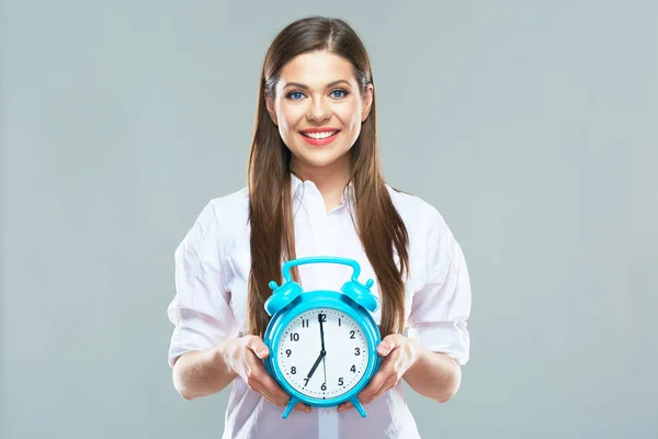 Vrouw met wekker in handen — Stockfoto