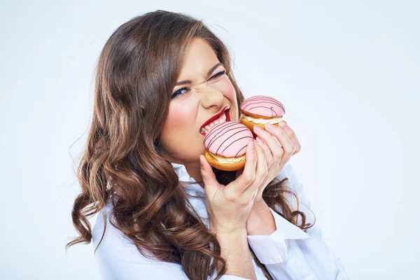 Hongerige vrouw bijt taart. Jonge vrouw — Stockfoto