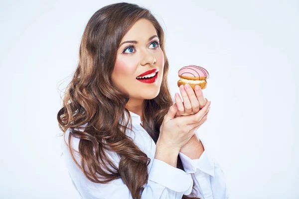 Mujer sonriente sosteniendo la torta de cerca retrato . — Foto de Stock