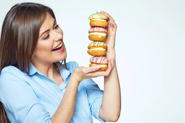 Portret młodej kobiety z macarons ciasteczka — Zdjęcie stockowe