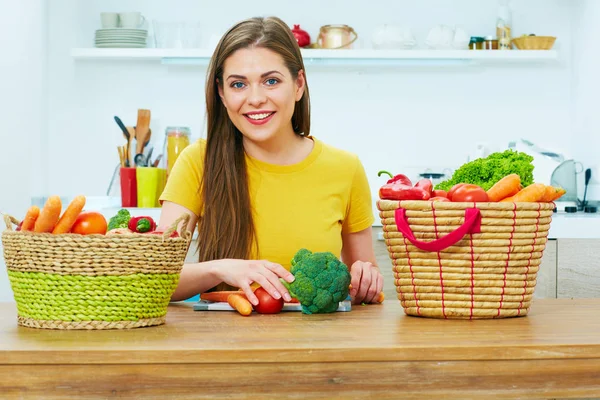 Femme avec des légumes sur panier en osier — Photo