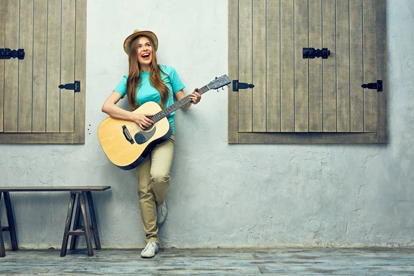 Позитивная женщина играет на гитаре — стоковое фото