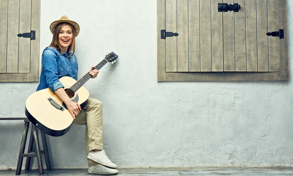 Joyeux jeune femme avec guitare — Photo