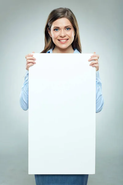 Mujer joven feliz sosteniendo banner blanco en blanco . — Foto de Stock