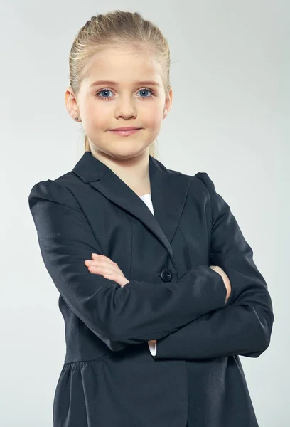 Positive emotionale kleine Geschäftsfrau posiert auf isolierter Gra — Stockfoto