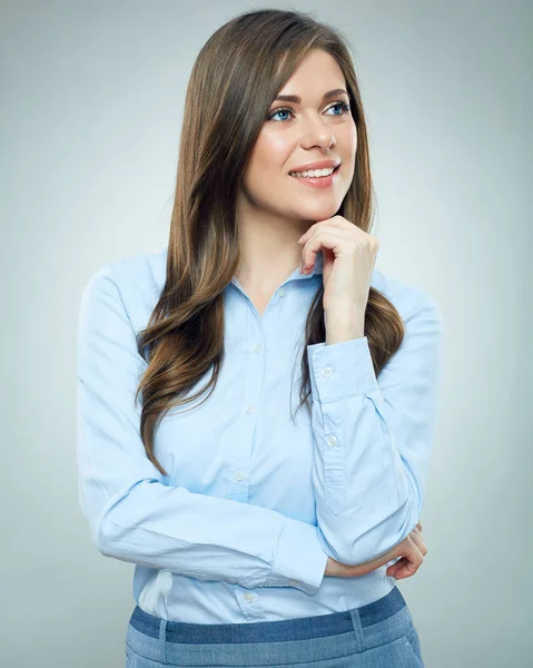 Улыбающаяся деловая женщина в синей рубашке, стоящая на сером бэкгре — стоковое фото