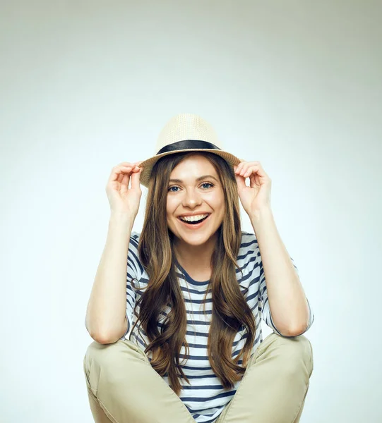 Hermosa joven sentada relajada usando sombrero moderno . — Foto de Stock
