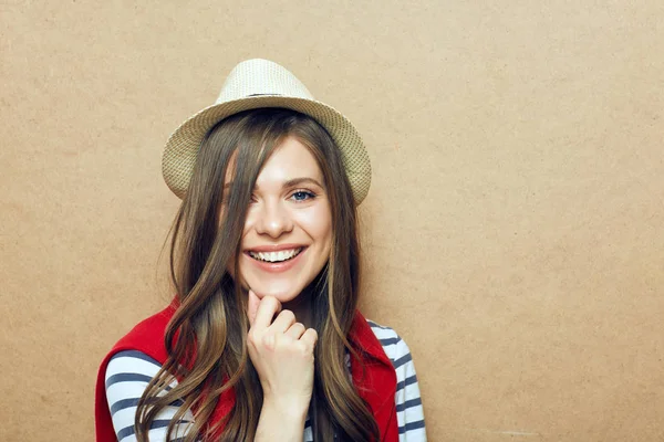 Şapka giyen genç kadın portresi. — Stok fotoğraf