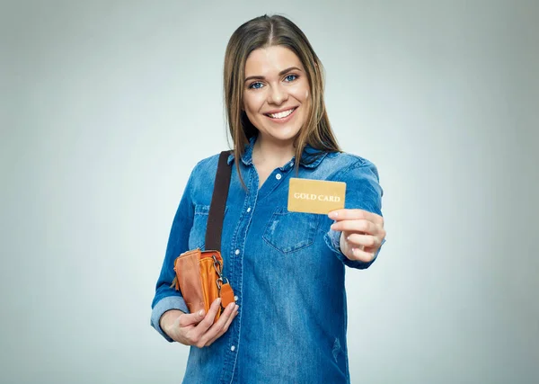 Usmívající se žena ukazuje kreditní kartu. — Stock fotografie