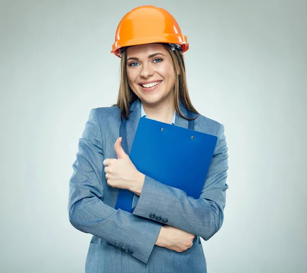 Усміхнена бізнес-леді в шоломі безпеки тримає кишеню — стокове фото