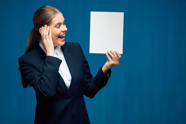 Förvånad affärskvinna hålla tecken kort. — Stockfoto