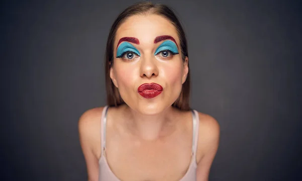 Kadın yanlış yüz makyaj ile — Stok fotoğraf