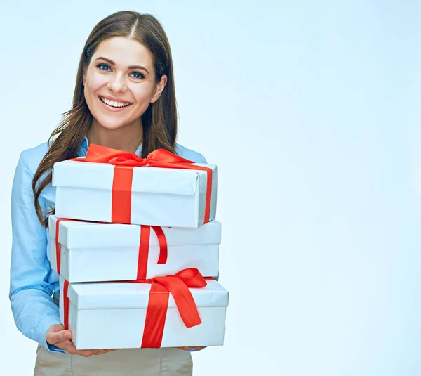 Glückliche Frau mit weißen Geschenkboxen — Stockfoto