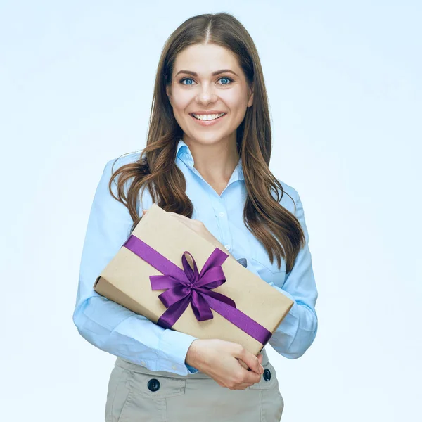 Женщина в футболке с подарочной коробкой — стоковое фото