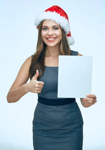 क्रिसमस टोपी में मुस्कुरा रही युवा महिला — स्टॉक फ़ोटो, इमेज