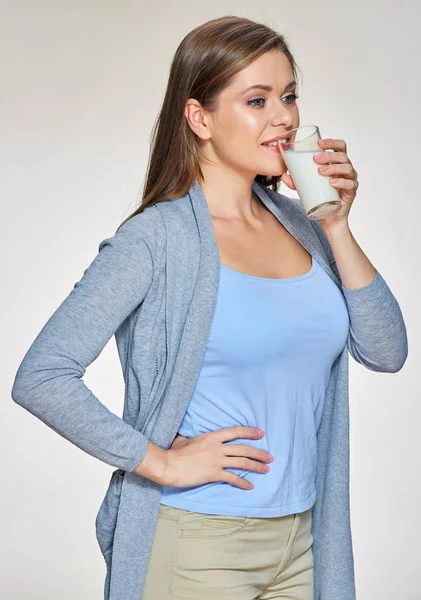 ผู้หญิงสาวดื่มนม แยกตัว — ภาพถ่ายสต็อก
