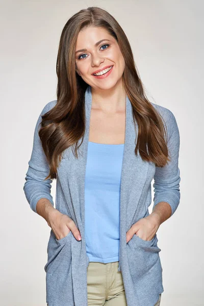 Retrato aislado de una joven mujer vestida casual sonriente . —  Fotos de Stock