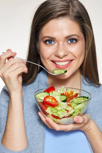 吃蔬菜沙拉的年轻女人 — 图库照片