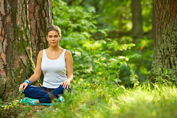 Donna che fa esercizio di yoga fitness — Foto Stock