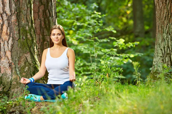 Donna che fa esercizio di yoga fitness — Foto Stock