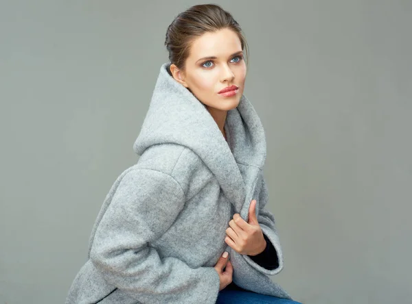 Beauty porträtt av ung kvinna med varm kappa. — Stockfoto