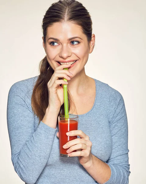 Lächelnde Frau mit langen Haaren trinkt roten Saft — Stockfoto