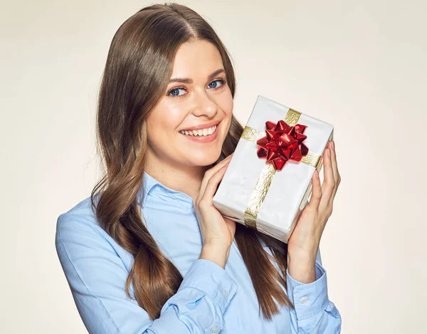 Ευτυχισμένη γυναίκα κρατώντας λευκά συσκευασία δώρου — Φωτογραφία Αρχείου