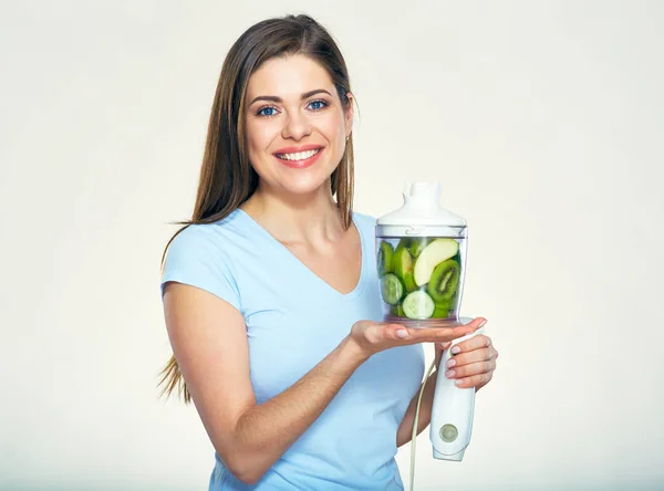 Usměvavá mladá žena držící mixér — Stock fotografie