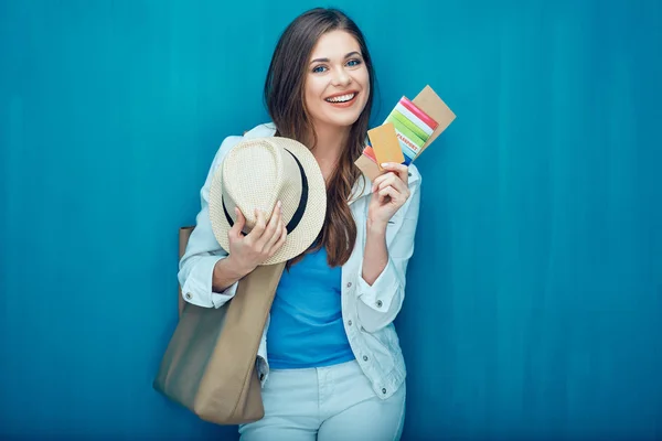 Mujer joven con tarjetas de crédito y billetes —  Fotos de Stock