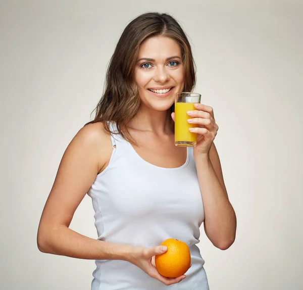 Kobieta trzymająca szkło z sokiem pomarańczowym — Zdjęcie stockowe