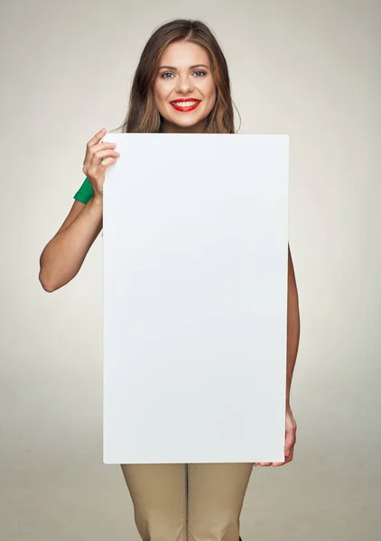 Woman smiling with teeth holding advertising white sign board — Stock Photo, Image