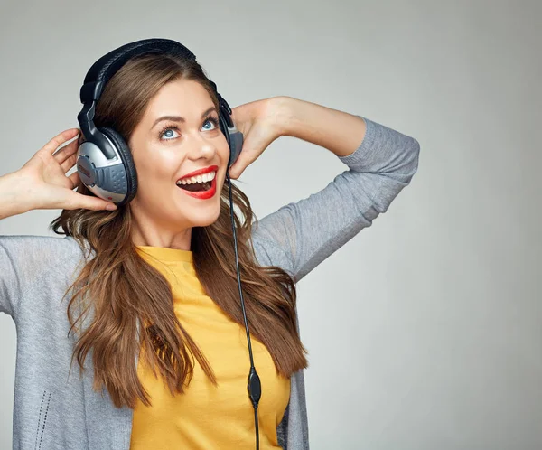 Kvinna Lyssna på musik på stora hörlurar — Stockfoto