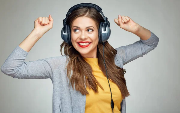 Vrouw luisteren naar muziek op grote hoofdtelefoons — Stockfoto