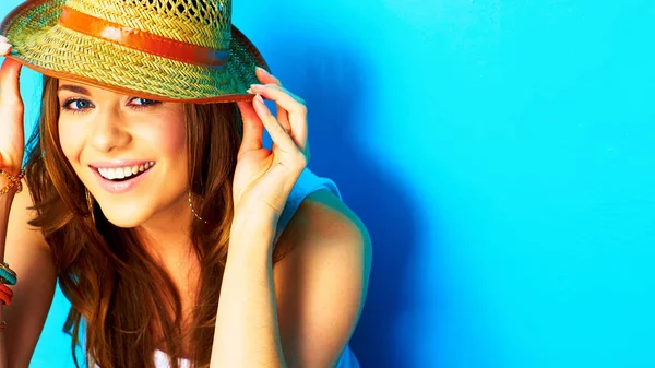 Hermoso retrato de mujer moderna con gran sonrisa dentada natural —  Fotos de Stock