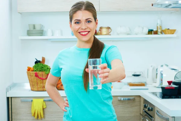 Jonge vrouw bedrijf waterglas — Stockfoto