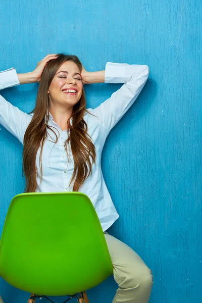 La mujer de negocios se tomó un descanso en el trabajo. Sonriendo hermosa chica — Foto de Stock