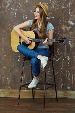 Hasır şapka müzik genç kadın