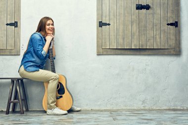  gitar ile sokak bankta oturan kadın