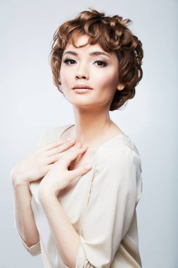 Kısa saçlı güzel kadın portresi.