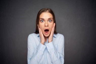 Şaşırtıcı kadın izole stüdyo portre gri.