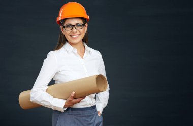 Genç kadın mimar holding. 