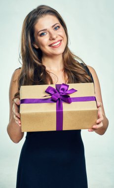 hediye kutusu tutan gülümseyen kadın