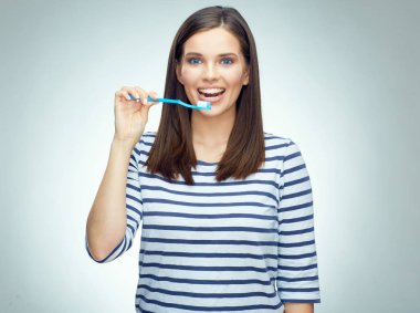 Diş fırçalama küme ayracı ile gülümseyen kız.