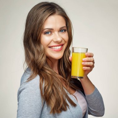 Elinde portakal suyu olan bir kadın. 