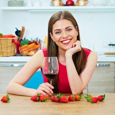 kırmızı şarap cam olan kadın