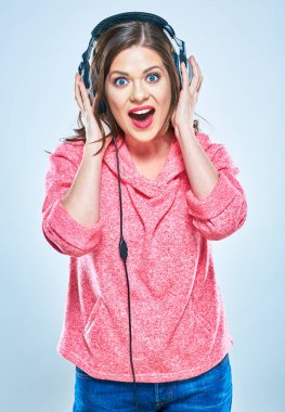 açılan ağzı olan genç kadın çığlık 