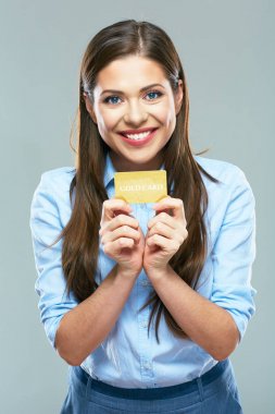 iş kadını gösteren kredi kartı 